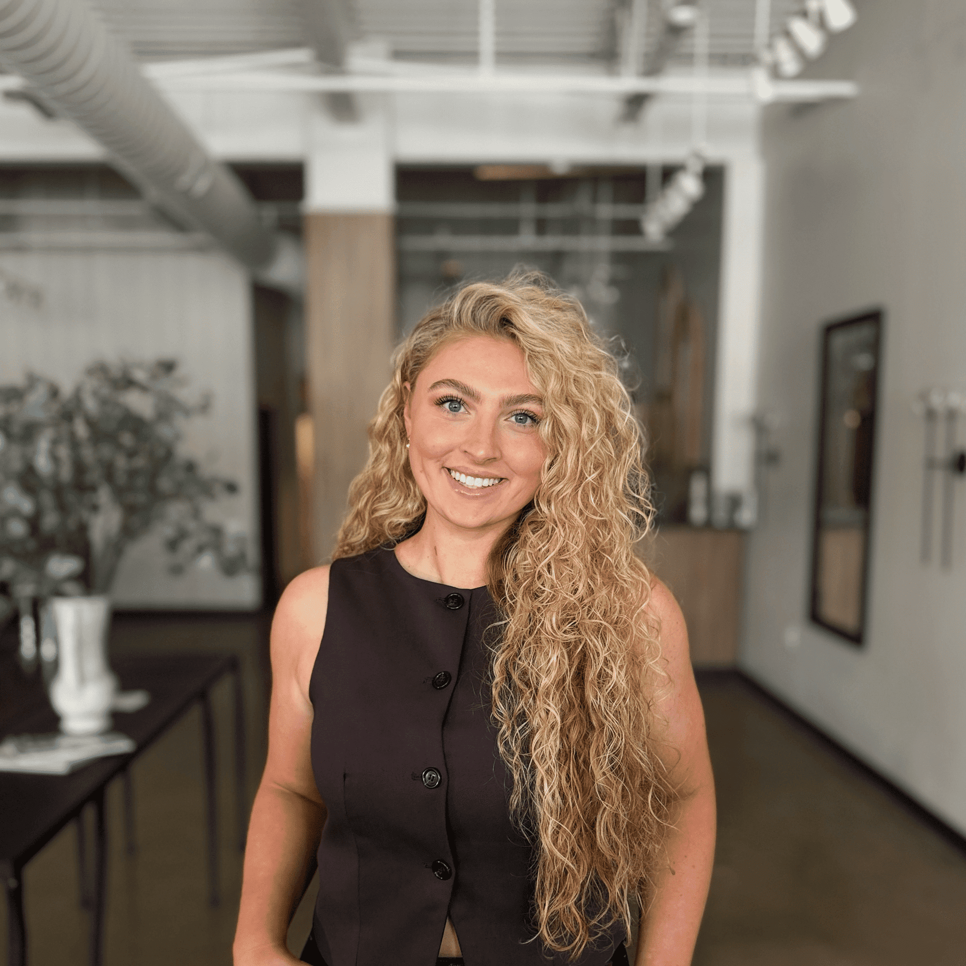 Portrait of Isadora Thompson, a professional stylist at Atelier, showcasing their expertise and style.